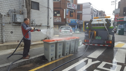 여름철 ‘음식물 쓰레기통’ 화려한 목욕재계！