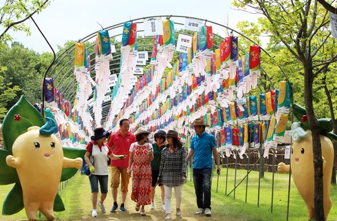 “함양산삼축제서 소망등 불 밝혀 한해 소망 이루세요”