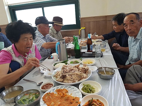 “어르신, 초복 삼계탕 드시고 건강한 여름 보내세요”