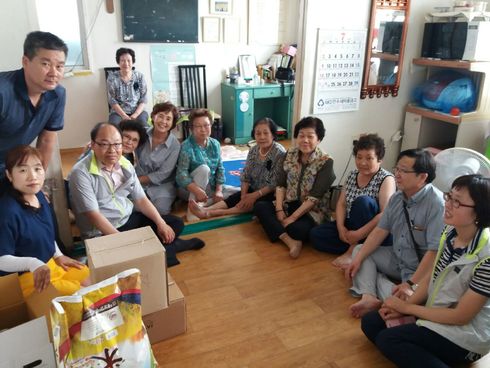 만수2동 주민센터 “경로당 어르신들 수박, 감자 드시고, 건강한 여름 나세요！”