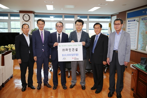 ㈜라인건설, 아산시에 후원금 1만 달러 전달