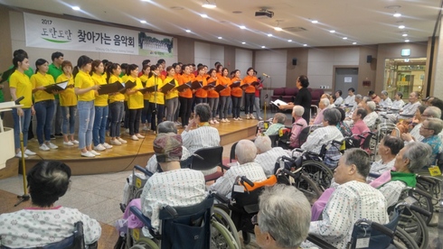 시흥시립합창단 창단 2주년 맞아 재능기부 사랑의 음악회 공연