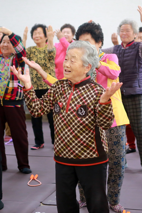 “건강100세 어르신 활력강화 교실 운영 큰 호응！！”