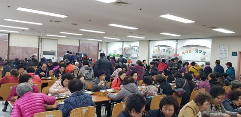춘분 맞아 어르신들께 절기 음식 대접