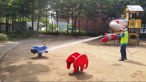 공원 놀이터 모래관리 ‘깐깐’