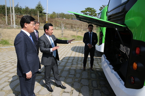 전기버스 시대 개막 … 전기저상버스 4대 보급