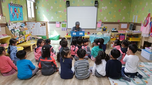 찾아가는 ‘그림책 읽어주는 할머니’ 봉사단 운영