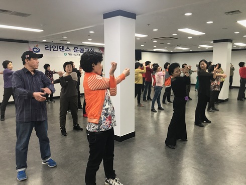 “신나는 라인댄스로 건강충전하세요”
