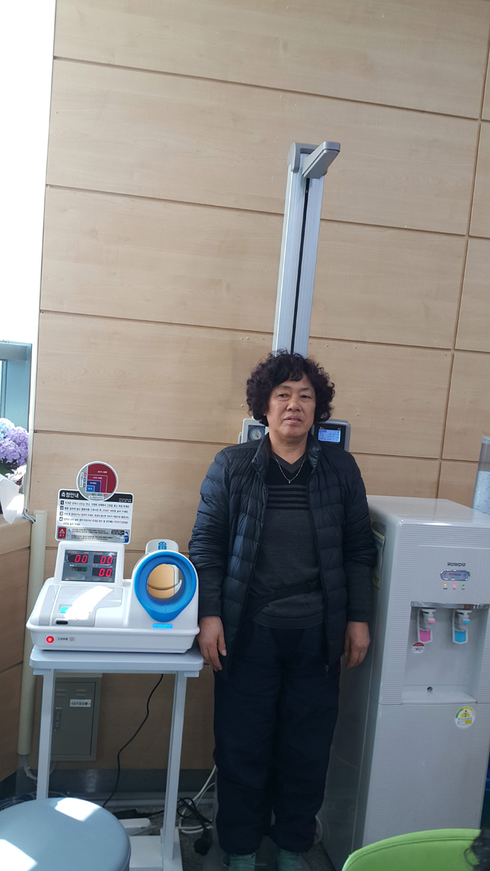 민원실에 민원인용 건강체크기와 혈압측정기 등 설치