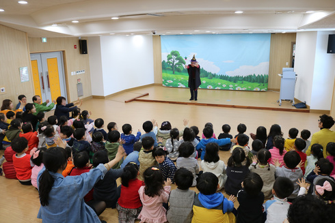 도서관에서 할아버지, 할머니가 들려주는 전래동화 재밌어요！