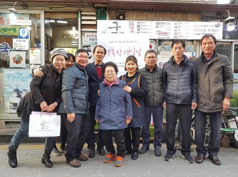 “어르신∼ 생신상 받으시고 오래오래 건강하세요”