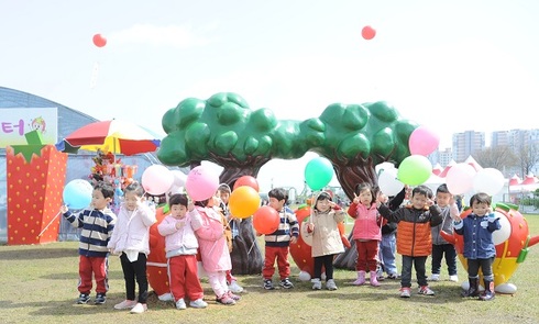 비 속,·꽃샘추위 속에서도 글로벌 축제위상 실감