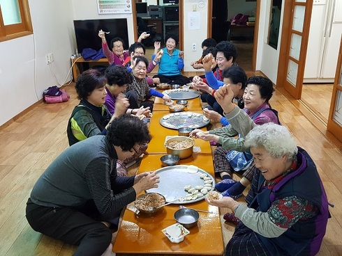 치매예방을 위한 만두 만들기‘인기 짱’