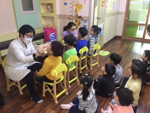어린이 치아건강을 위한 구강보건교육 및 불소도포 실시