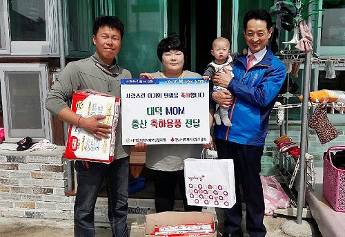 다섯째 출산 다둥이가정에 출산용품 전달