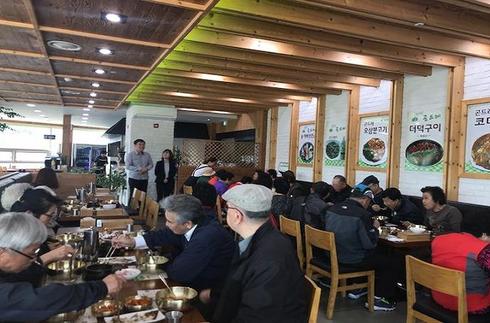 화창한 봄날에 맛난 곤드레밥상으로 지역어르신들이 웃음 활짝