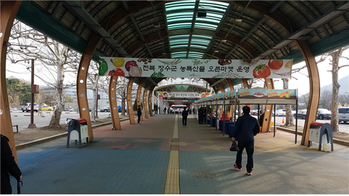 ‘장수군 농·특산물 맛 보고’달리는 말 보고