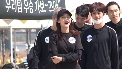 ‘나 혼자 산다’ 한혜진, 운동장 모랫바닥 위 위풍당당 모델워킹！ 알고 보니 소속사 모델 단체 체육대회！