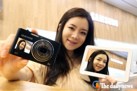 삼성전자, 와이파이 적용된 카메라 ‘DV300F’ 출시