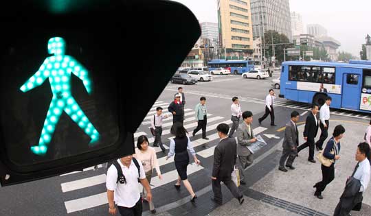 기준금리 1%대 사상 최저 ... 서민들에게는 현실 반영 희박