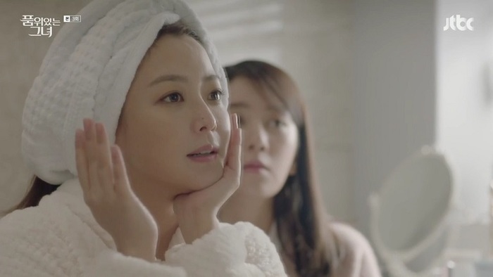 배우 김희선, 비현실 동안 미모 선보여 화제