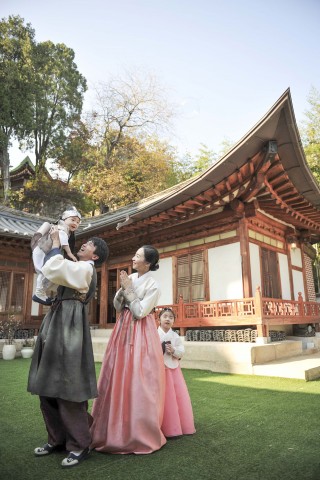 한옥에서 돌사진 촬영과 가족여행을 동시에 즐길 수 있다