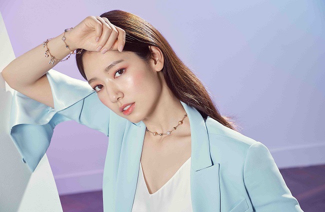 브레이슬릿 외에 초커, 롱 네크리스 등으로 다양하게 연출