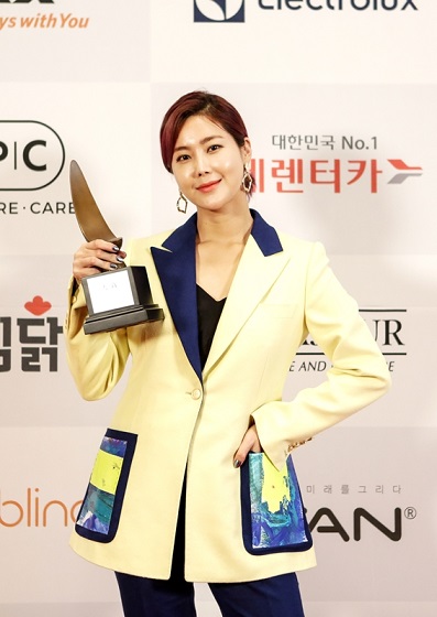 솔비, '대한민국 퍼스트브랜드 대상' 아트테이너 부문 수상