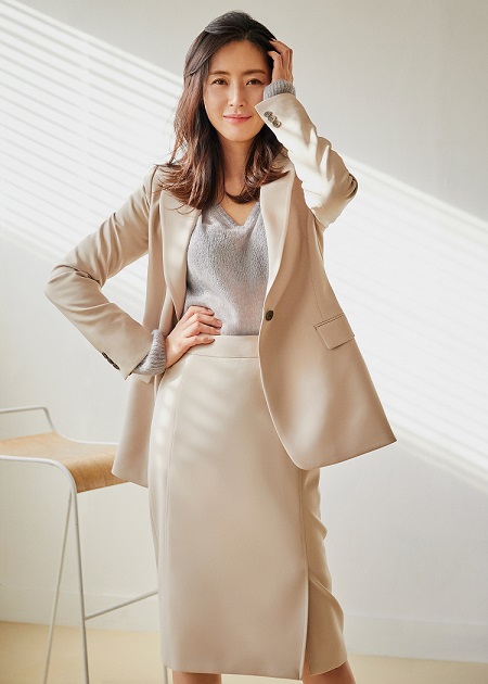 “송윤아가 제안하는 봄 오피스룩”