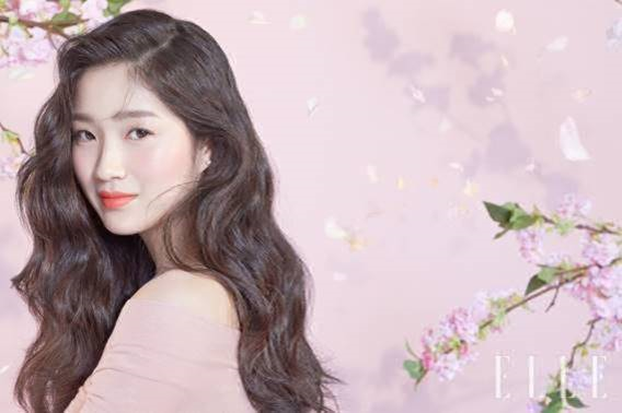 배우 김혜윤, 사랑스러운 벚꽃 요정의 모습으로...