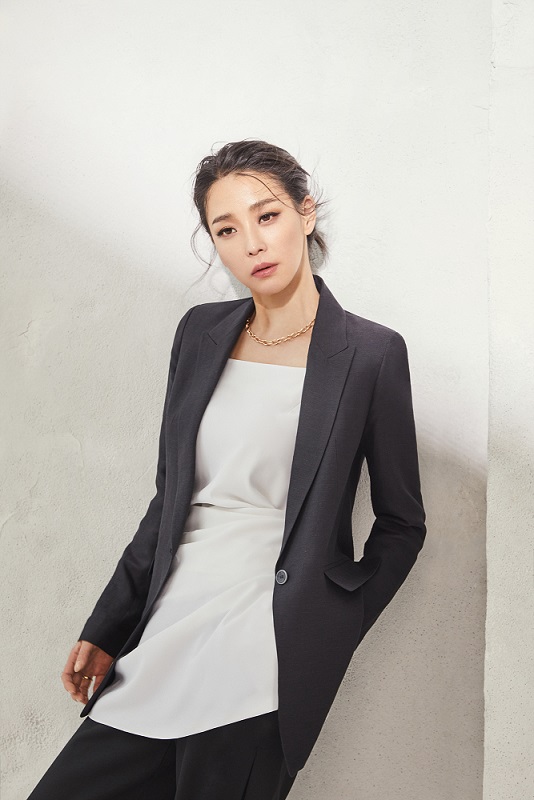 린넨 자켓, 린넨 가디건, 팬츠로 완성한 한고은의 시크한 여름 화보 공개