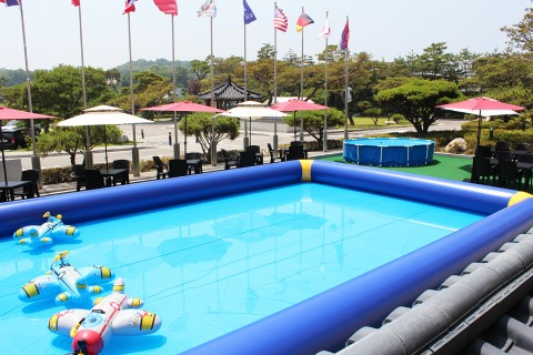 야외 천연 잔디 가든에서 펼쳐지는 한여름 밤의 축제