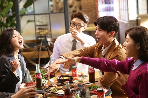 “회식 자리의 시선을 사로잡는 코카-콜라 만의 짜릿함!”