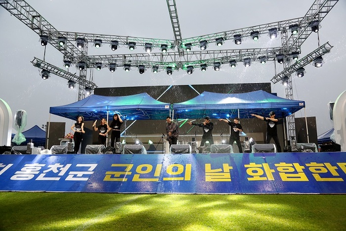 홍천군 군인의 날 우중 속에도 1만명 군•민•관 화합