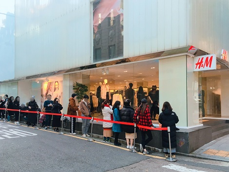 GIAMBATTISTA VALLI x H&M 컬렉션, 고객과 만나다