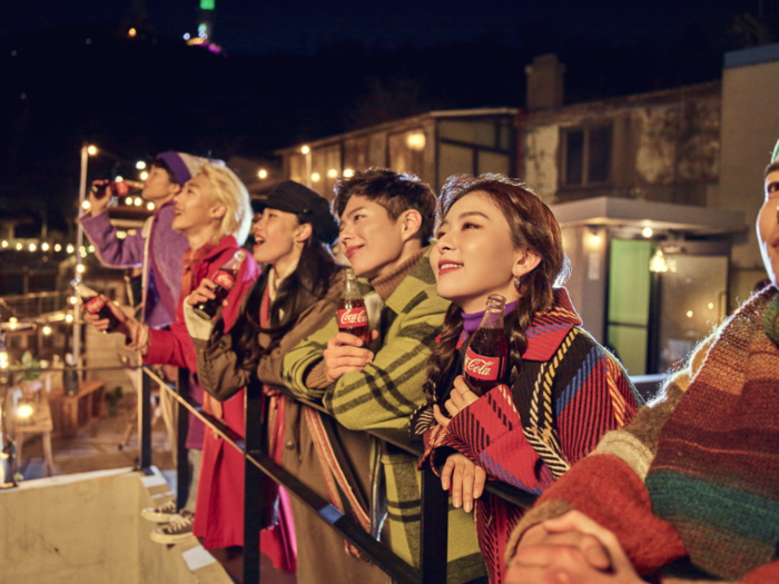 코카-콜라, 박보검X슬기 함께한 새해 광고 촬영현장컷 공개