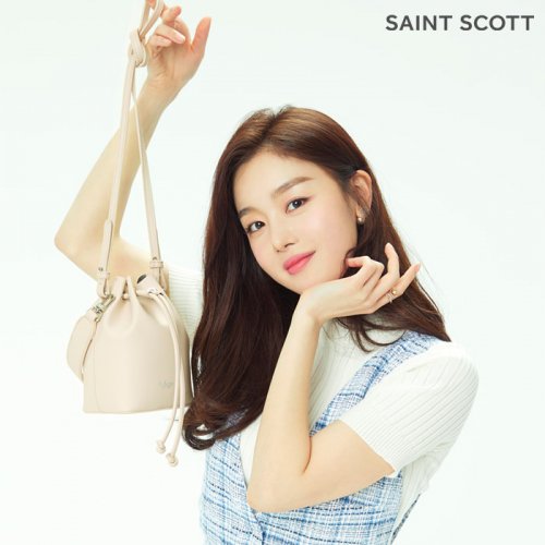 올해 봄/여름 시즌 여성의 가방 미니백으로 통한다!