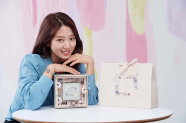 올리비아버튼, 올 가을 로즈골드 컬러의 미니 다이얼 시계 제안