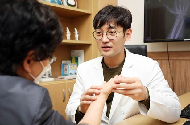 참기 힘든 짜릿한 손목, 손저림 ‘수근관증후군’ 탓!
