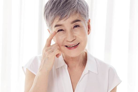 시야 저하에 더해 가까운 물체 잘 보이지 않는다면 노안 의심
