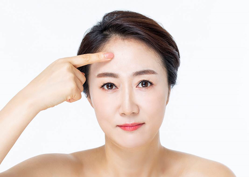 ‘피부에도 찬바람’ 이마 주름 선제적 관리팁