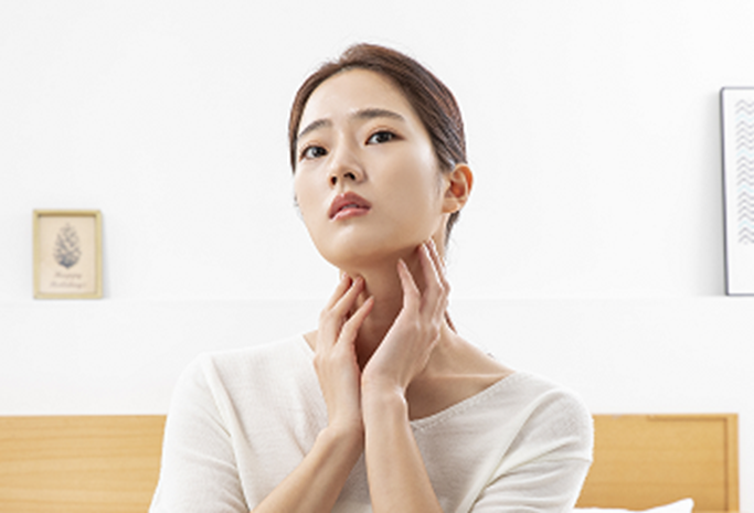 춥다고 잔뜩 웅크린 목… 주름과 턱살에 적신호