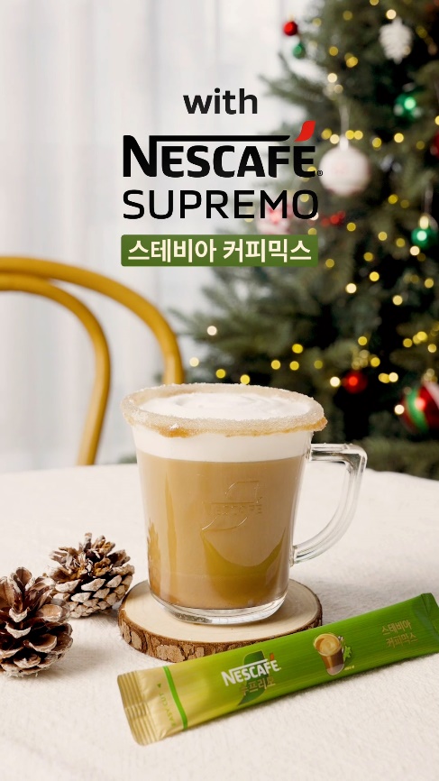 함께 집에서 달콤하게 즐기는 네스카페 크리스마스 음료!