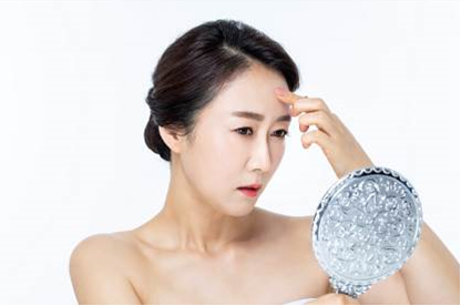 무심코 지은 표정, 10년 늙어 보이게 만드는 이마 주름 리셋하자!