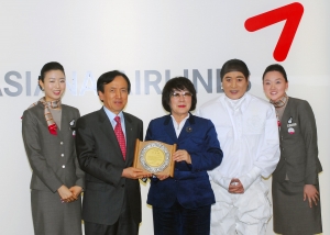 아시아나항공 강주안 사장, 유니세프 한국위원회로부터 감사패 전달 받아