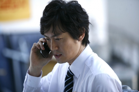 \'핸드폰\' 박용우, 냉철한 ‘미스터리 맨’ 으로 완벽 변신