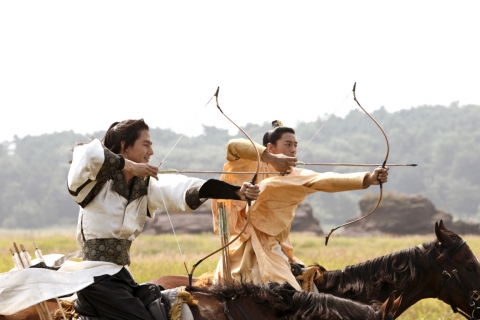 \'쌍화점\' 조인성, 주진모의 천산대렵도 공개