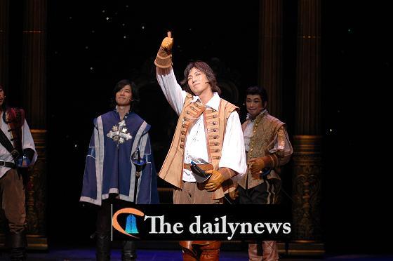 박건형, 삼총사보다 더 돋보이네