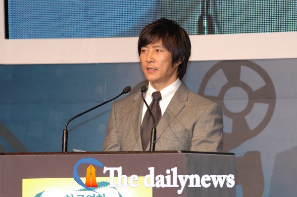 (사)한국영화배우협회 이덕화 이사장을 대신해 발표하는 최수종