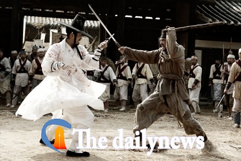 ‘구르믈 버서난 달처럼’ 역사를 뒤흔들 칼의 대결!